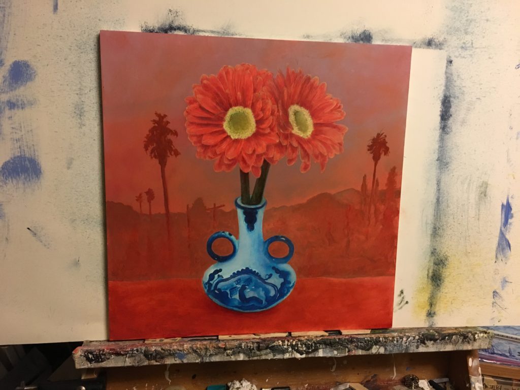 Schilderij van twee bloemen in een klein Delfts blauw vaasje met op de achtergrond een landschap van Californië, genaamd 'twee werelden' - work in progress